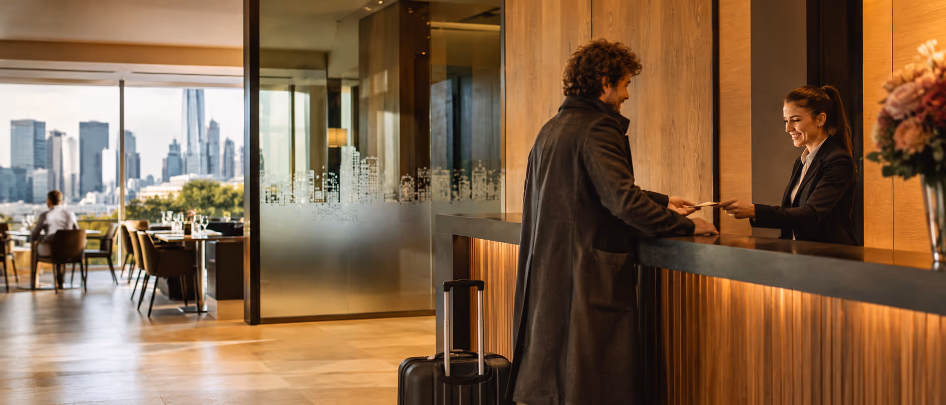 Hotellobby mit warmem Holz, einladende Atmosphäre